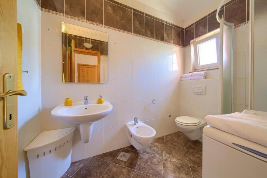 Salle de bains moderne avec bidet, WC et douche