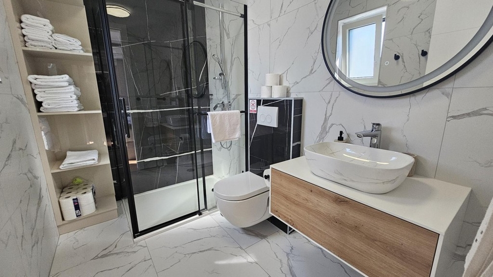 Salle de bains moderne avec douche