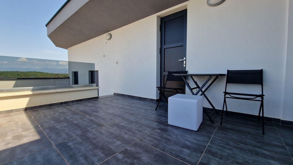 Accès à la terrasse de l'appartement A3426, proposé à la vente en Croatie.