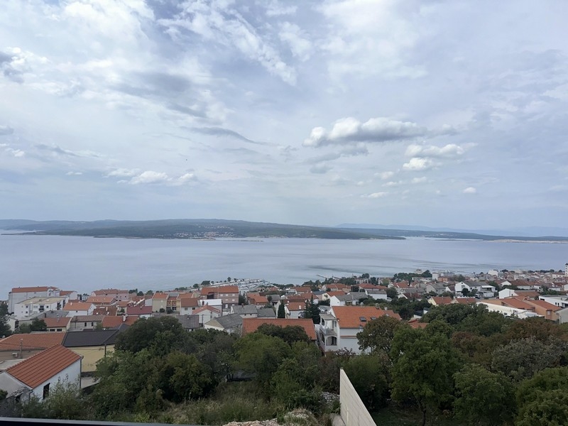 Vue sur le village et la baie sous un ciel nuageux
