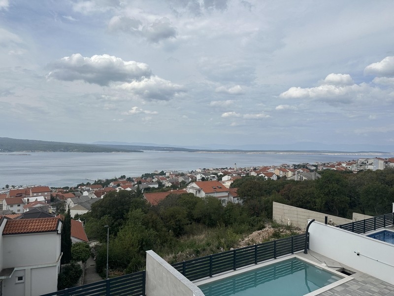 Vue sur le village et la baie jusqu'à l'île