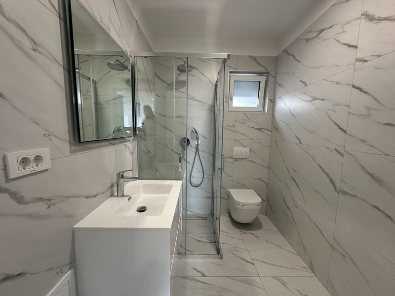 Salle de bains moderne avec douche, toilettes et lavabo