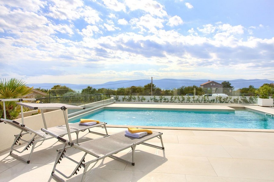 Biens immobiliers avec piscine sur l'île de Krk en Croatie - Panorama Scouting.