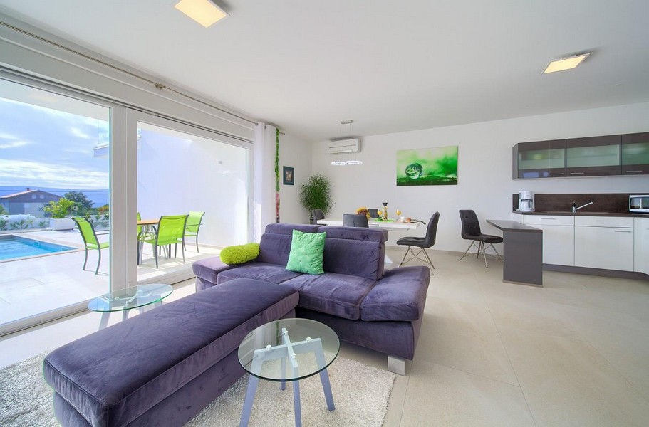 Séjour moderne avec canapé violet.