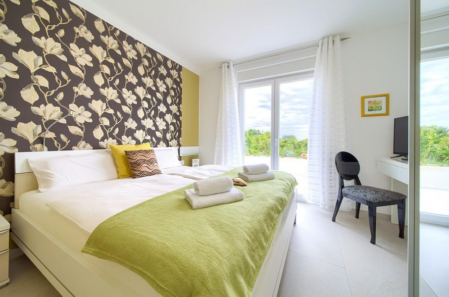 Chambre avec accès à la terrasse.
