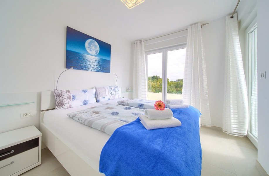Le lit double dans la chambre A3446 en Croatie - Panorama Scouting.