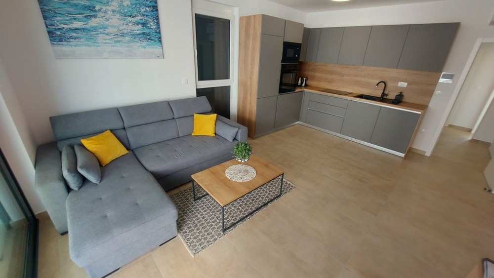 Salon moderne de l'appartement A3448, en vente en Croatie.