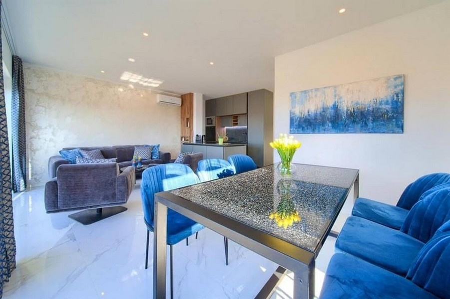 Salon luxueux avec chaises bleues.