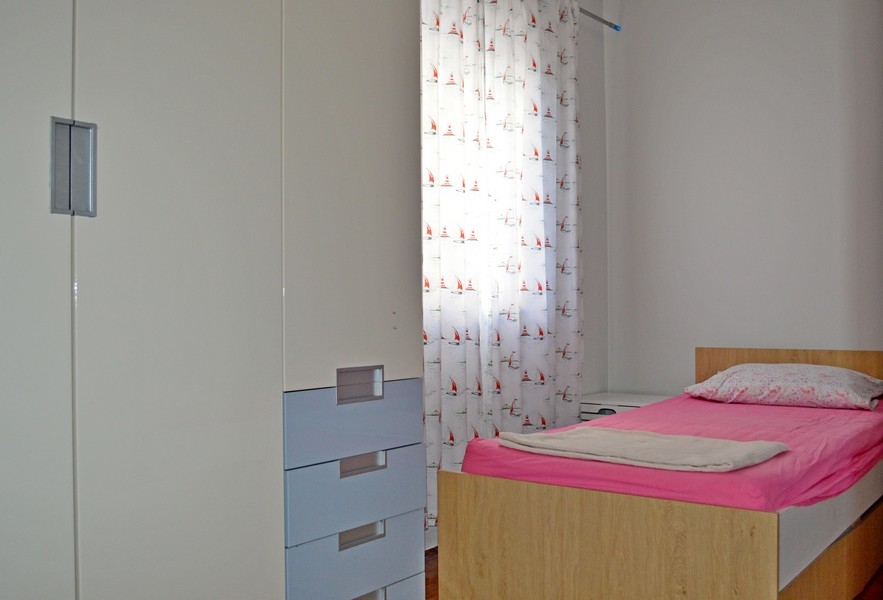 La plus petite chambre avec lit simple.