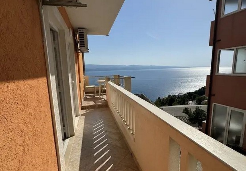 Vue mer latérale depuis le balcon du bien A3468 près d'Omis en Croatie.