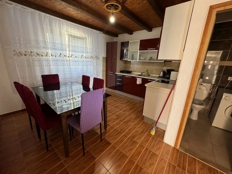Cuisine et table à manger.