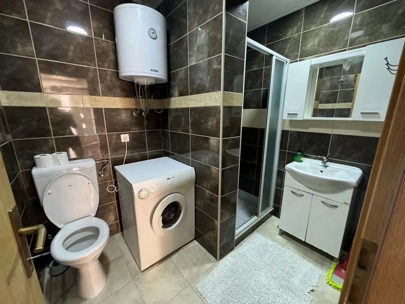 Salle de bains confortable.