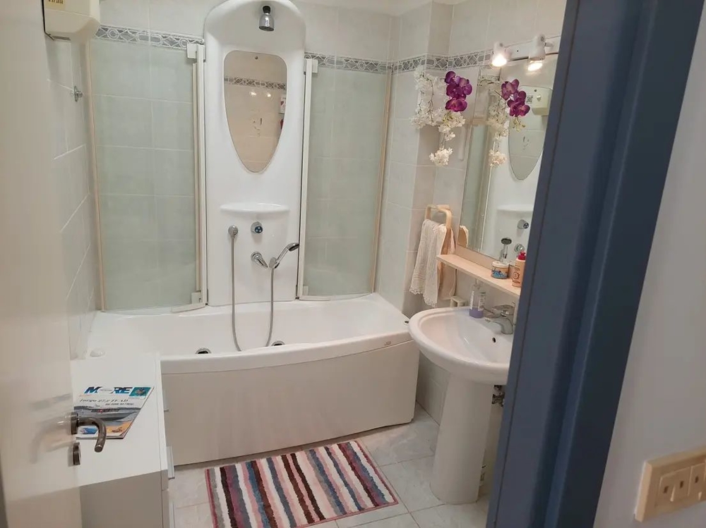 Salle de bains avec baignoire moderne et dispositif de douche