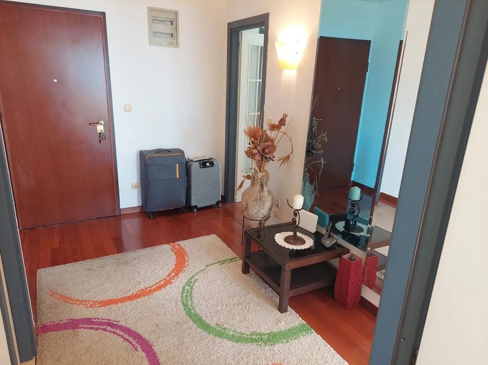 Entrée avec tapis, décoration et valise