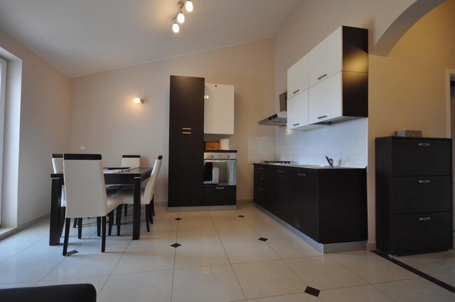 Vue sur le coin repas et la cuisine fonctionnelle de l'appartement sous les combles A3478 près de Porec.