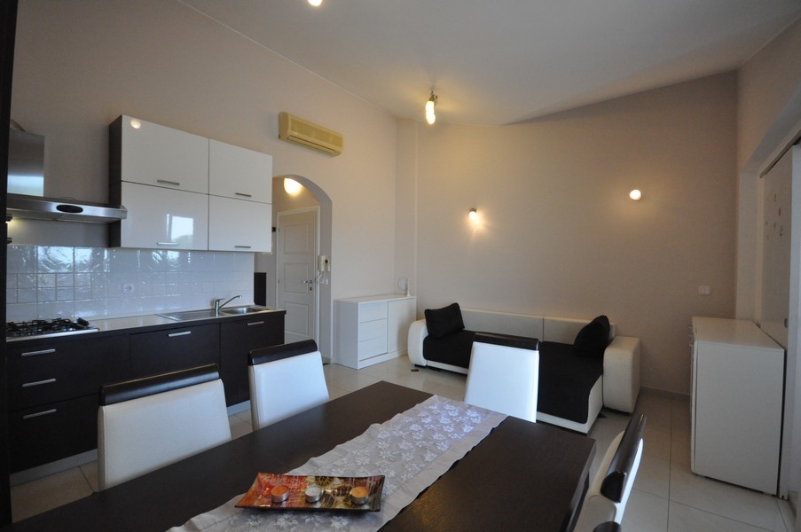 Séjour ouvert avec table à manger et canapé - bien A3478.