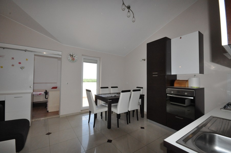 Coin repas avec table et chaises blanches