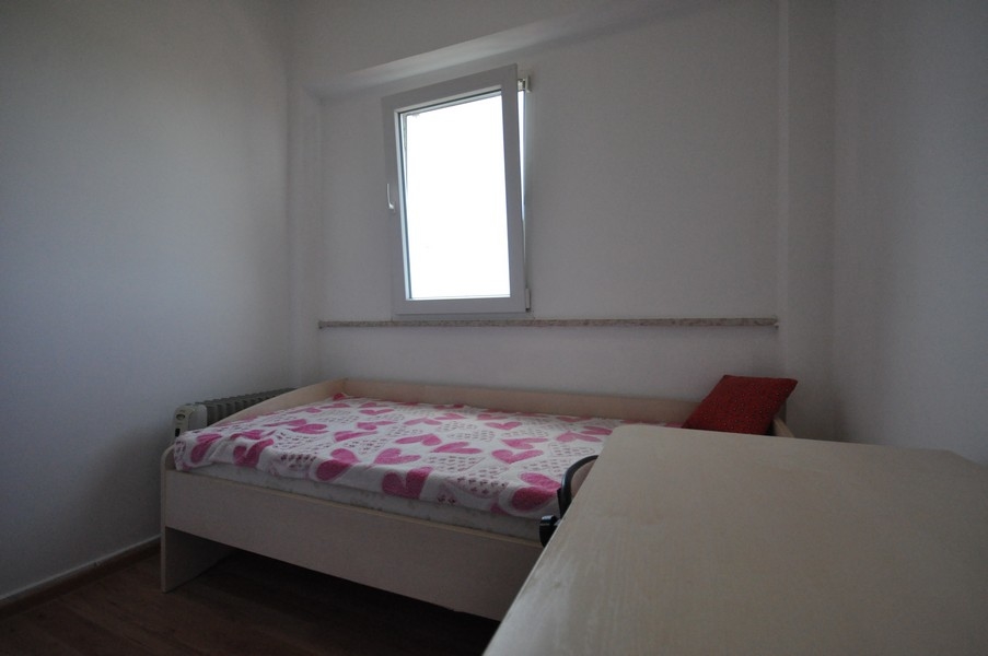 Petite chambre avec lit simple