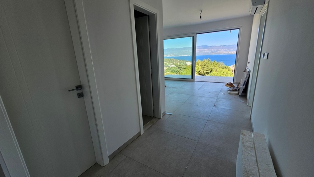 Couloir avec vue sur le séjour et la mer, appartement A3479 sur l'île de Krk