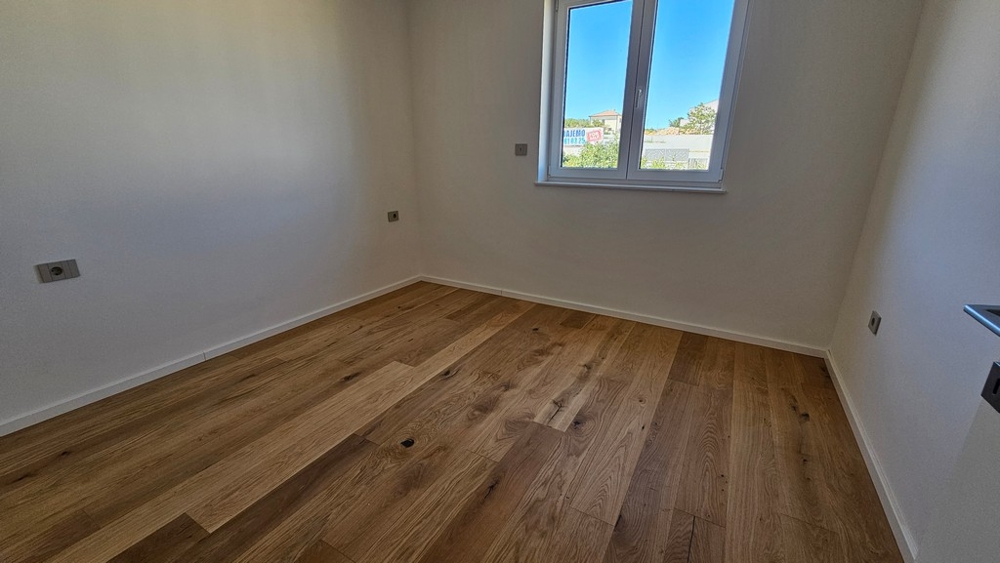 Chambre avec parquet et fenêtre, appartement neuf A3479 à Vrbnik