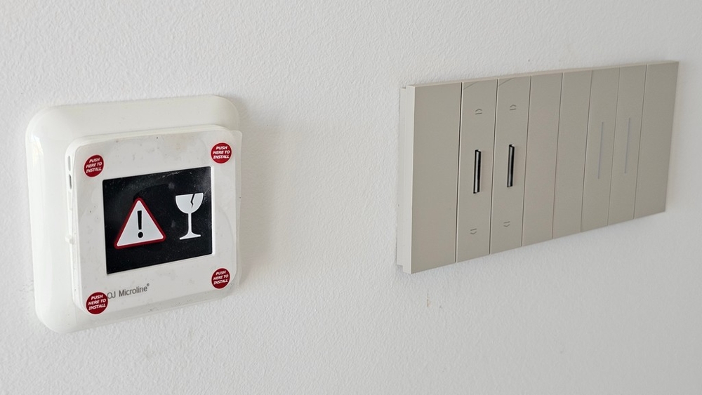 Thermostat d'ambiance et interrupteurs modernes dans l'appartement neuf A3479, Vrbnik