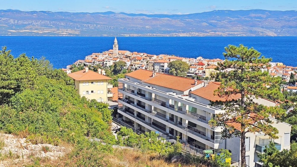 Vieille ville de Vrbnik avec clocher et mer, vue depuis les environs de l'appartement neuf A3479