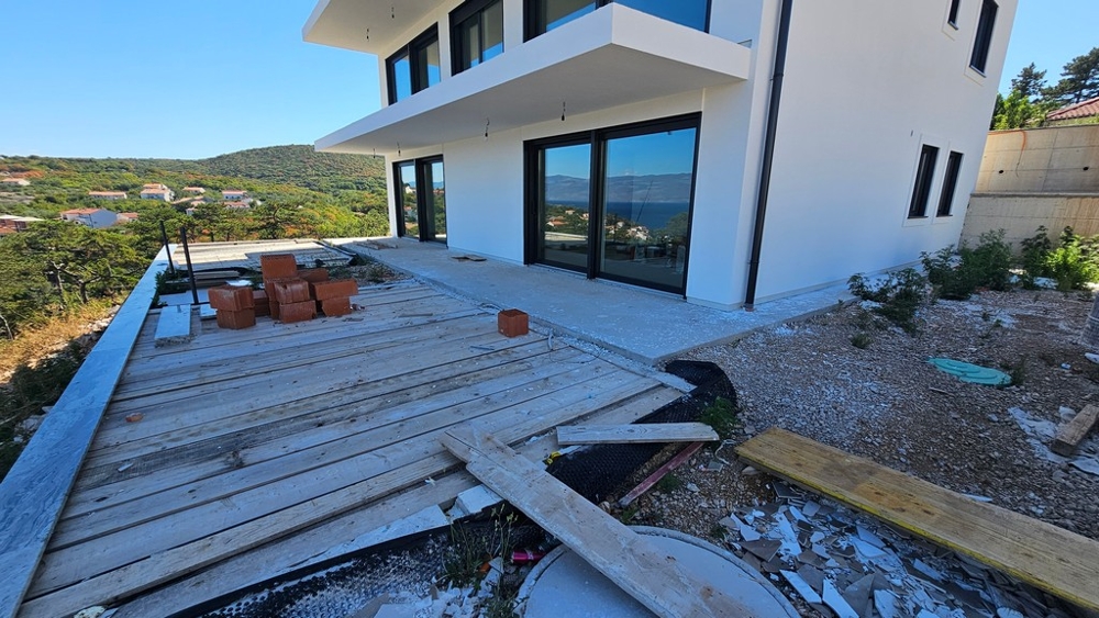 Construction neuve à Vrbnik avec terrasse et grandes façades vitrées, appartement A3479 peu avant l'achèvement