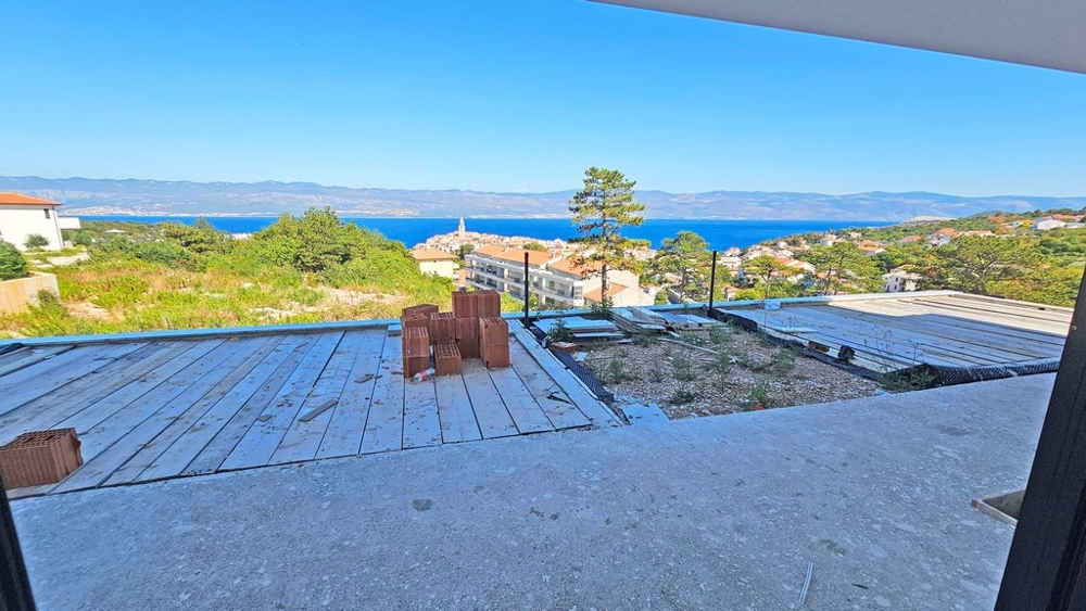 Vue depuis la terrasse couverte sur Vrbnik et la mer, appartement A3479 sur Krk