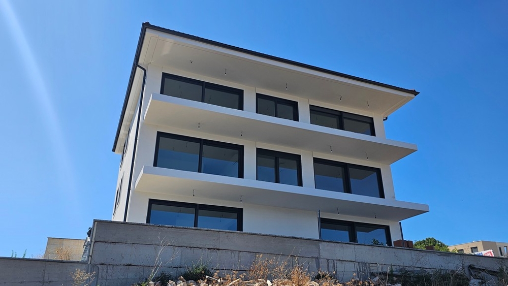 Construction neuve moderne avec terrasses et grandes baies vitrées à Vrbnik, île de Krk, bien A3480