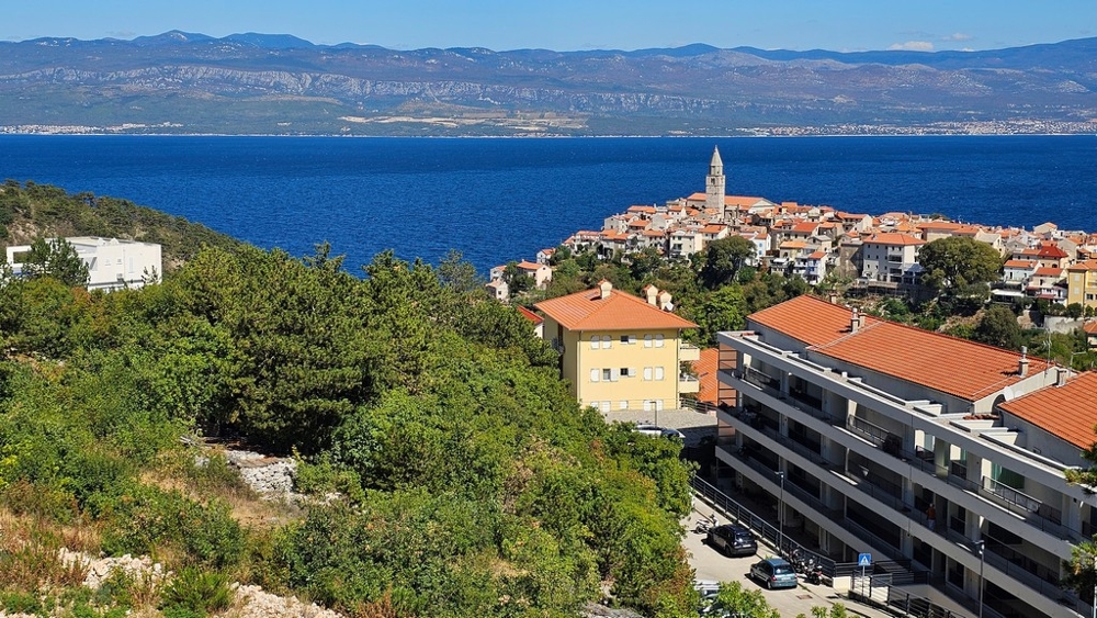 Vieille ville de Vrbnik avec clocher devant la mer, situation de l'appartement A3481 sur l'île de Krk