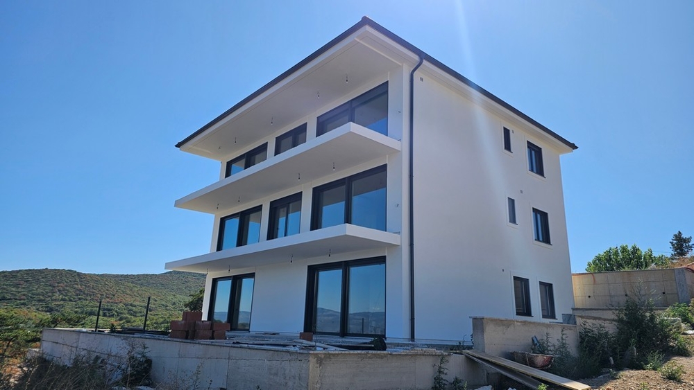 Construction neuve moderne avec balcons et grandes façades vitrées à Vrbnik, appartement A3481