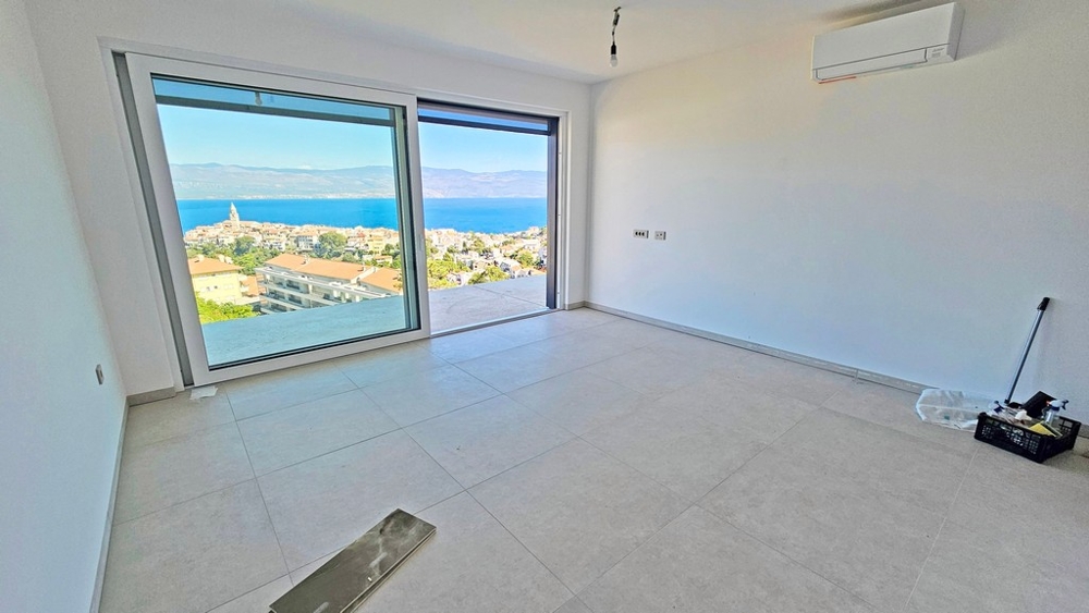 Séjour avec porte coulissante et vue sur Vrbnik et la mer, appartement A3481 au 2e étage