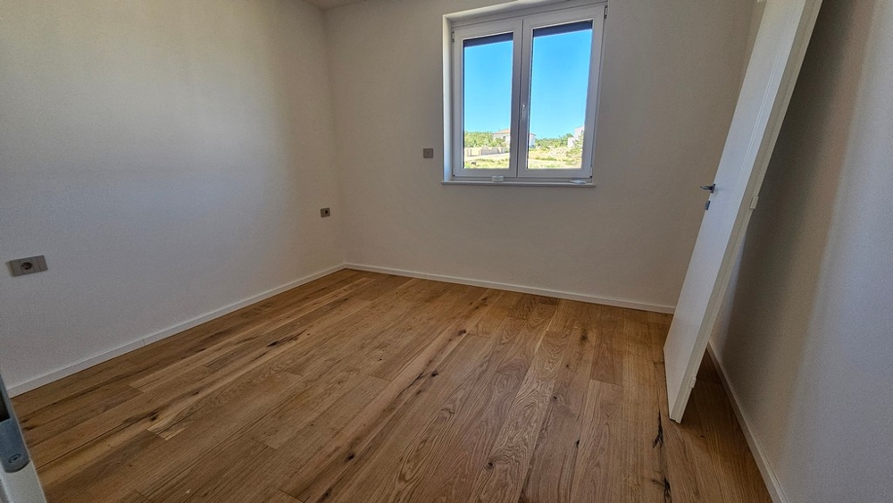 Chambre avec parquet en chêne et fenêtre dans l'appartement A3481 à Vrbnik