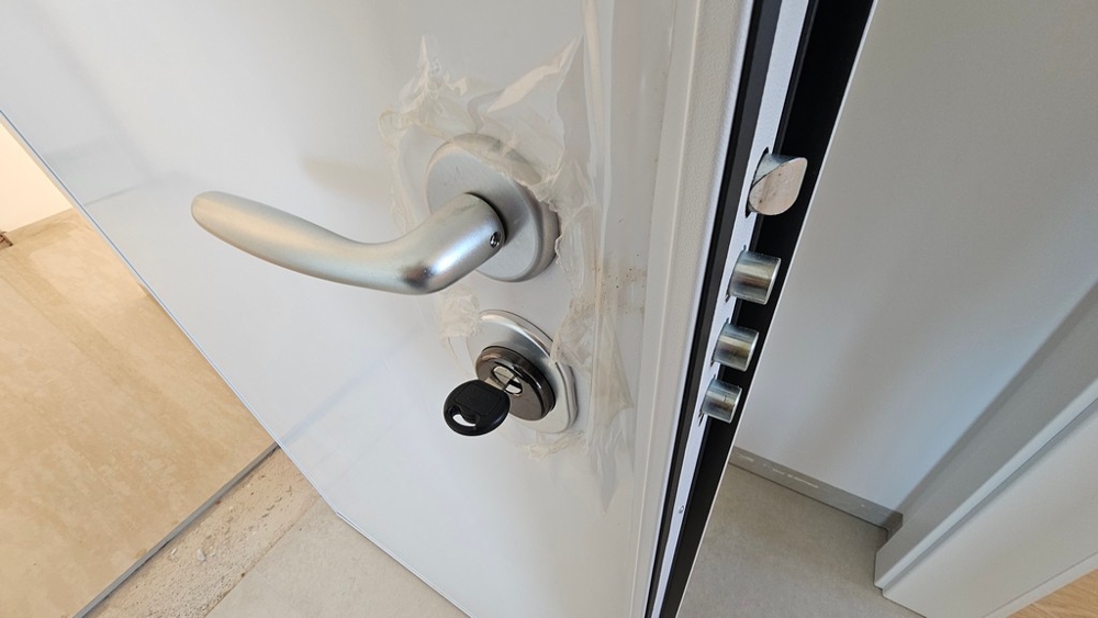 Porte de sécurité à verrouillage multiple à l'entrée de l'appartement A3481