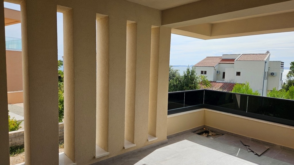 Loggia avec colonnes et vue par-dessus les maisons voisines