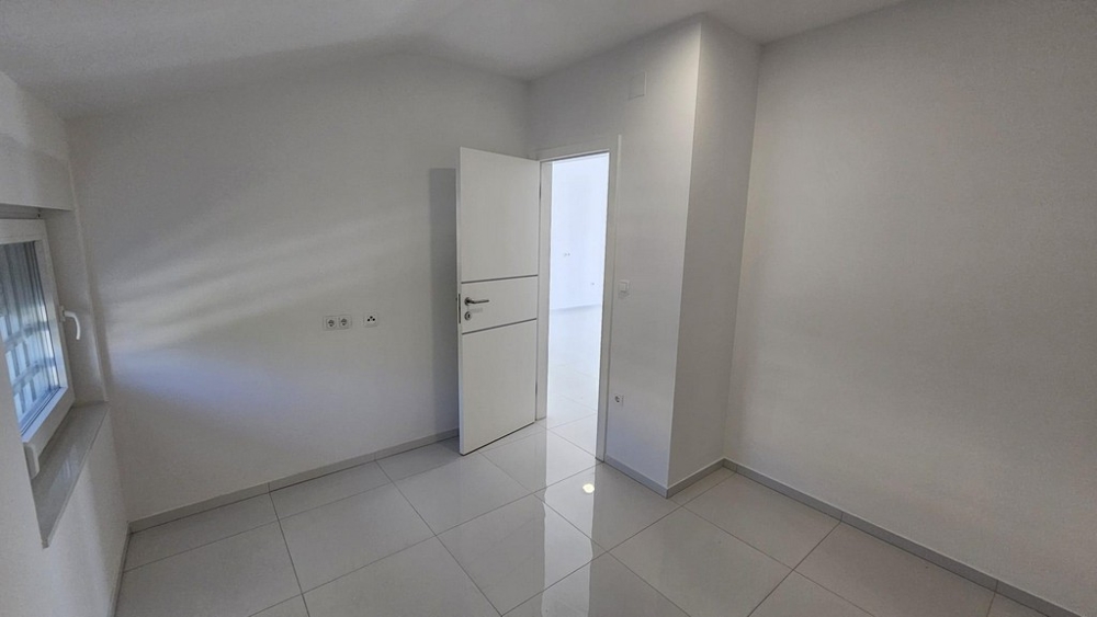 Petite pièce avec porte blanche