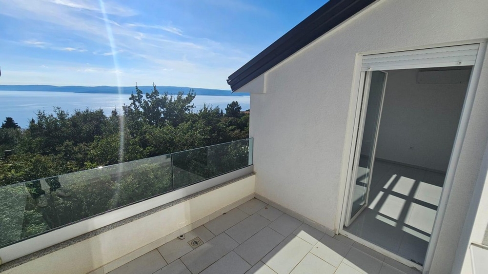 Balcon avec garde-corps en verre et vue mer