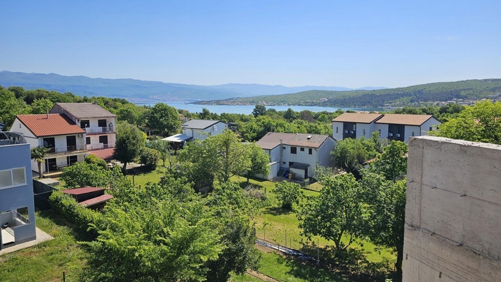 Vue par-dessus les jardins et les maisons sur la baie