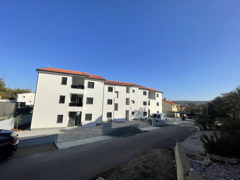 Vue extérieure de l'immeuble neuf comptant plusieurs appartements