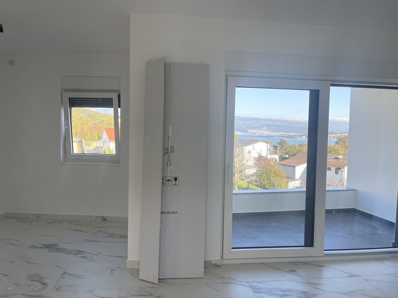 Séjour avec vue sur la terrasse et la mer