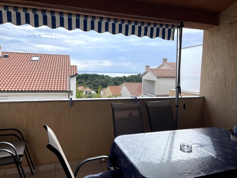 Terrasse avec vue sur la mer du bien A3506 sur l'île de Krk en Croatie.