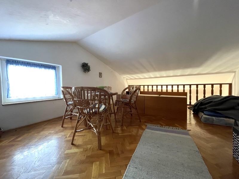 Mezzanine avec coin salon et table