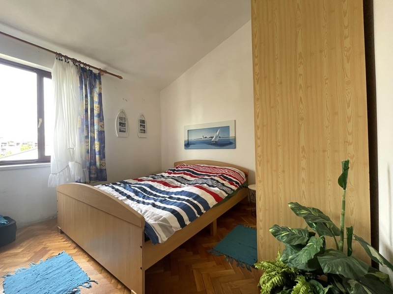 Chambre avec fenêtre et lit double