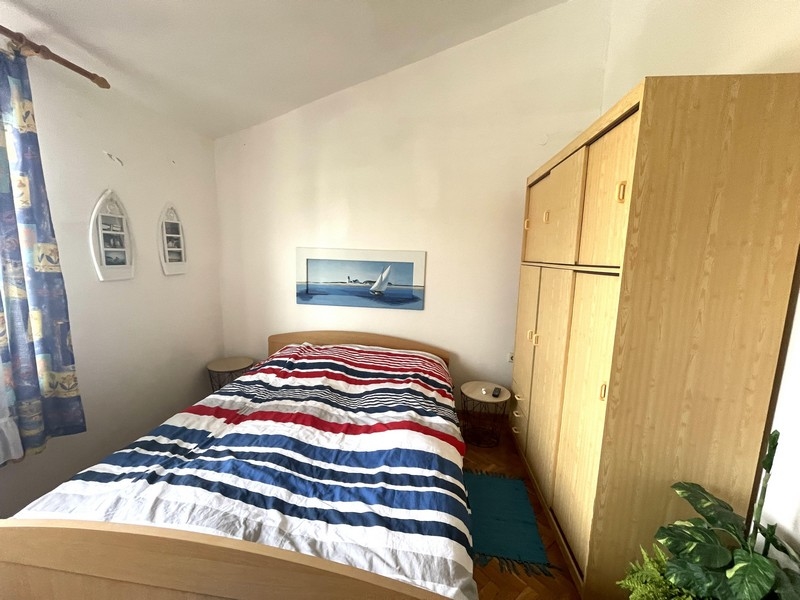 Chambre avec armoire