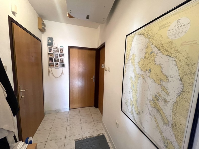 Couloir avec carte murale