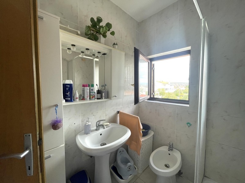 Salle de bains avec fenêtre et lavabo