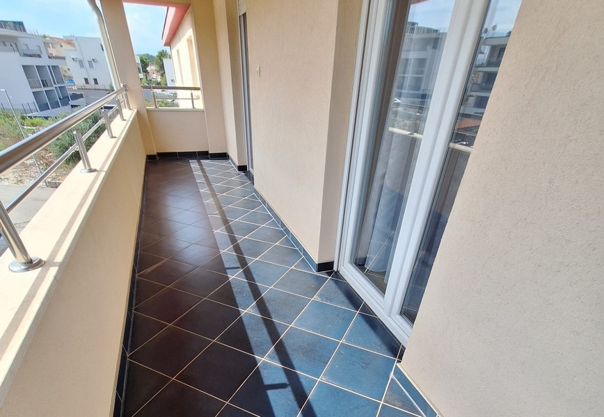 Balcon carrelé avec garde-corps