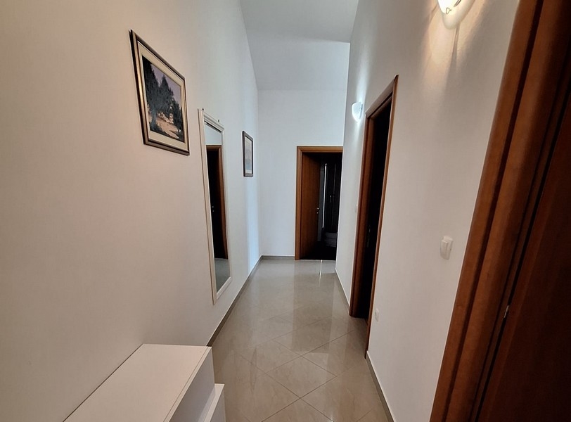 Couloir avec miroir mural et tableaux