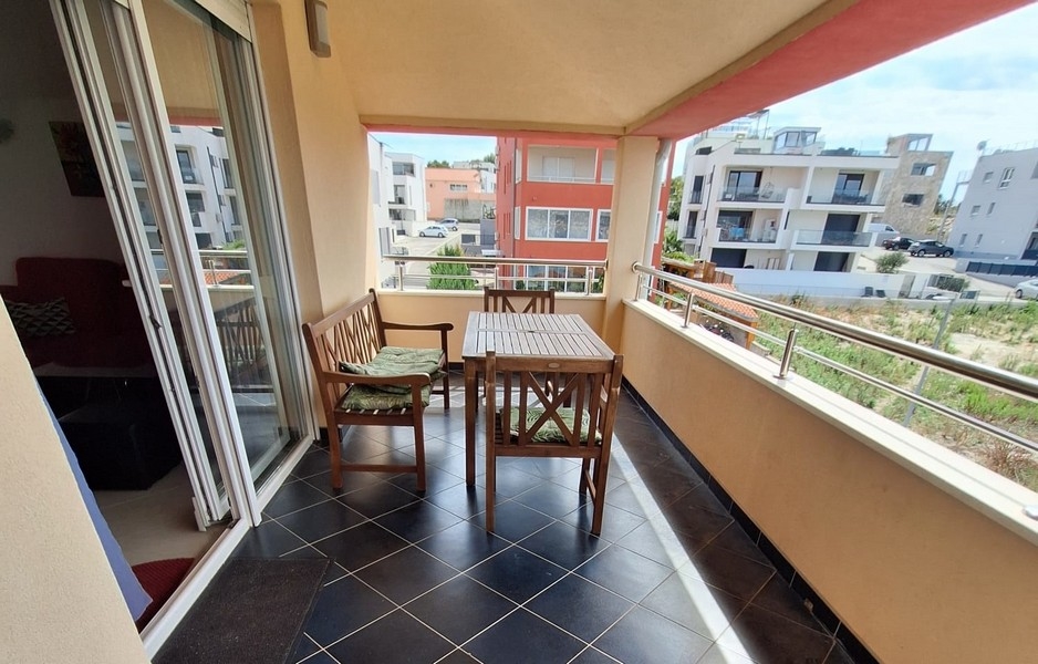 Balcon couvert avec table et chaises