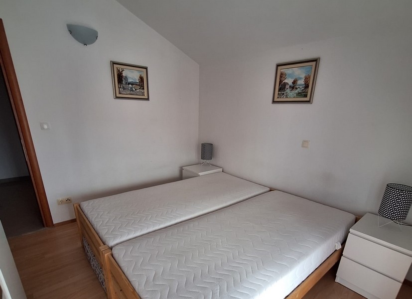 Chambre avec deux lits simples et tables de chevet